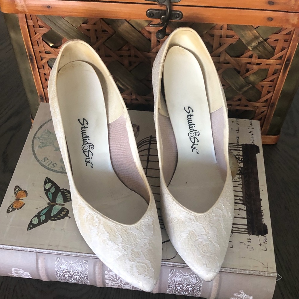 Vintage Look Lace Pumps By Studio Six
